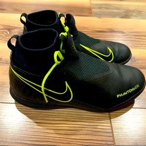 Nike Jr. Phantom Vision Academy Soccer Shoe